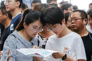 致敬！克拉克B1G Ten联赛夺冠模仿科比经典抱奖杯庆祝动作！